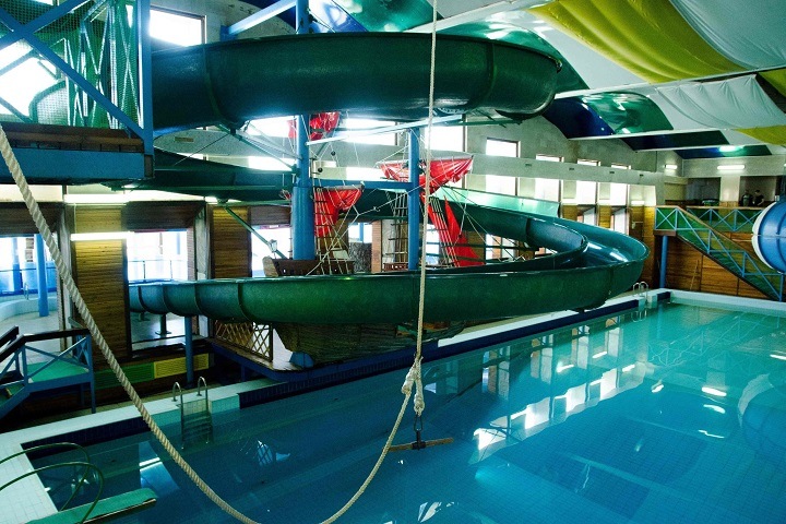 Школьник утонул в аквапарке на отдыхе с классом в Омской области