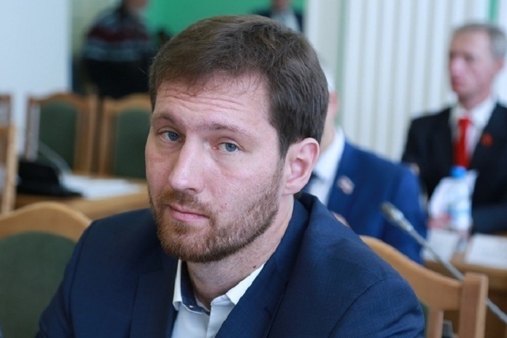 Независимому омскому депутату продлили ограничения по делу о фейках