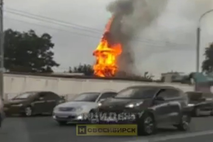 Постройка загорелась на территории храма РПЦ в Новосибирске