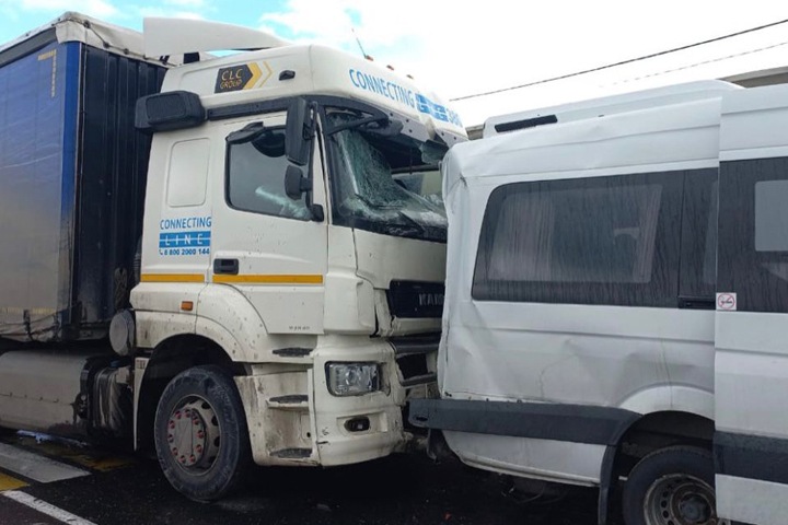 Десять пассажиров маршрутки из Новосибирска пострадали в ДТП с «КамАЗом»