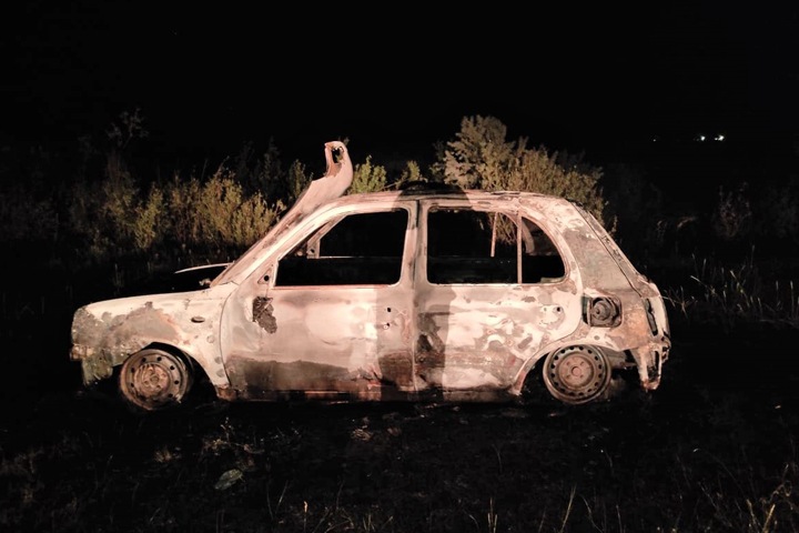 Жительница Рубцовска пристегнула мужчину наручниками к машине и сожгла заживо