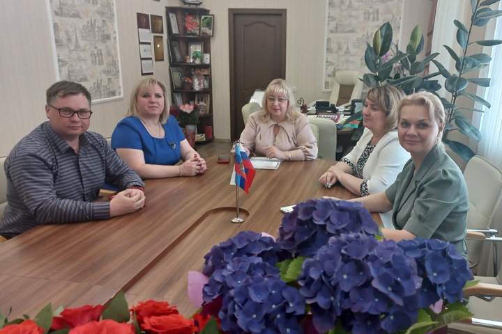 Новосибирский замминистра встретил профессиональный праздник в ЛНР