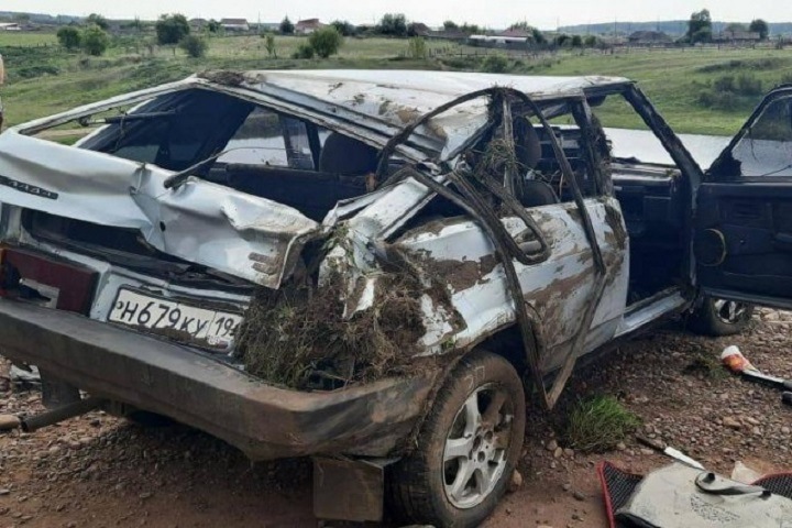 Автомобиль упал в пруд в Красноярском крае. Пассажиры погибли