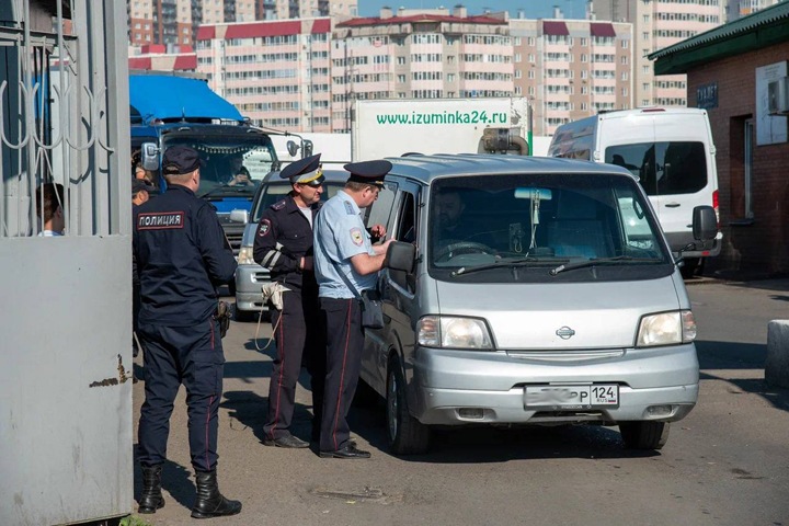 Полиция собрала генетический материал у сотни мигрантов после кровавой бойни на рынке в Красноярске