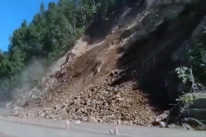 Федеральную трассу «Байкал» завалило землей в Иркутской области