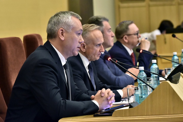 «Область загоняется в долги»: депутаты поспорили с новосибирским правительством