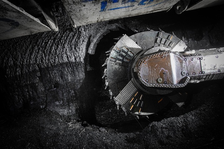 Горноспасатель умер во время поиска пропавших под завалами на шахте в Кузбассе