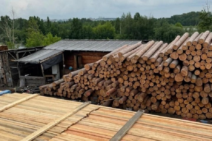 Трое иркутян обвиняются в контрабанде леса на 500 млн рублей