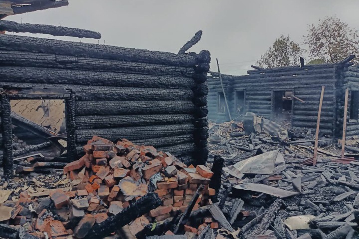 Пятеро детей и двое взрослых погибли при пожаре в жилом доме в Томской области