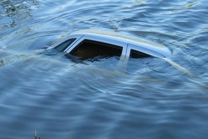 Автомобиль с ребенком скатился в затопленный карьер в Кузбассе. Мальчик погиб