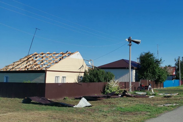 Около 2 тыс. человек остались без света из-за урагана в Новосибирской области