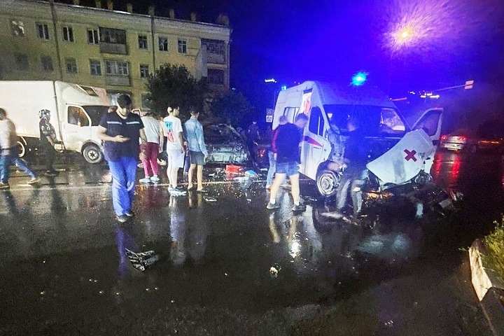 Двое человек пострадали в аварии со скорой помощью в Новосибирске