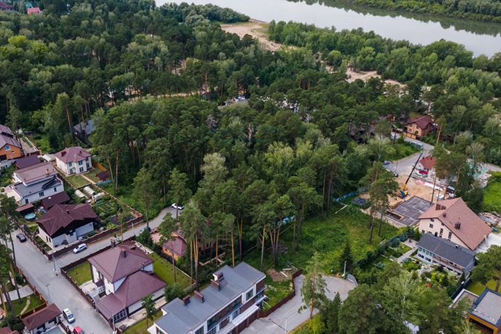 Почти 0,5 га земли продают в элитном поселке в Заельцовском бору Новосибирска