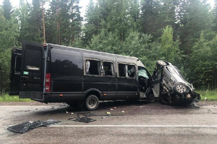 Два человека погибли и восемь пострадали в аварии с красноярским автобусом