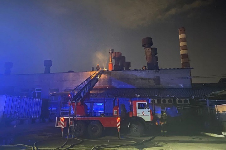 Около 80 человек эвакуировано с горящего хлебозавода в Новосибирске