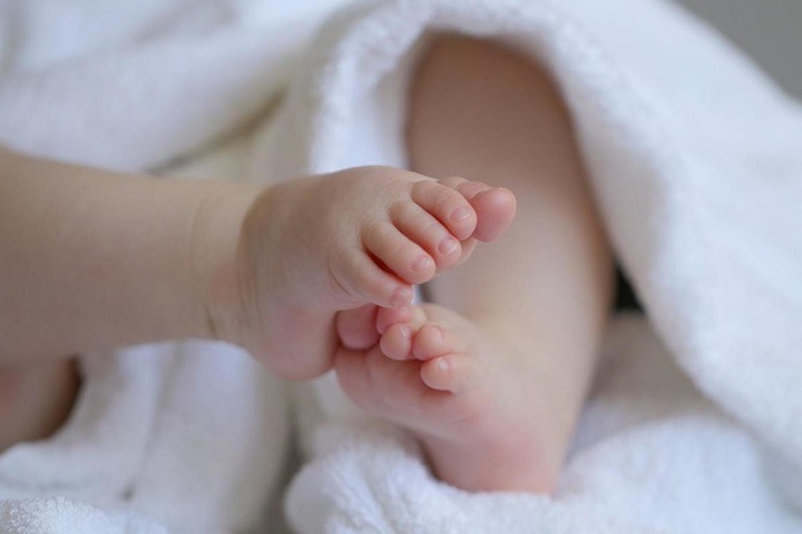 Младенец во время родов выпал на бетонный пол в новосибирской больнице