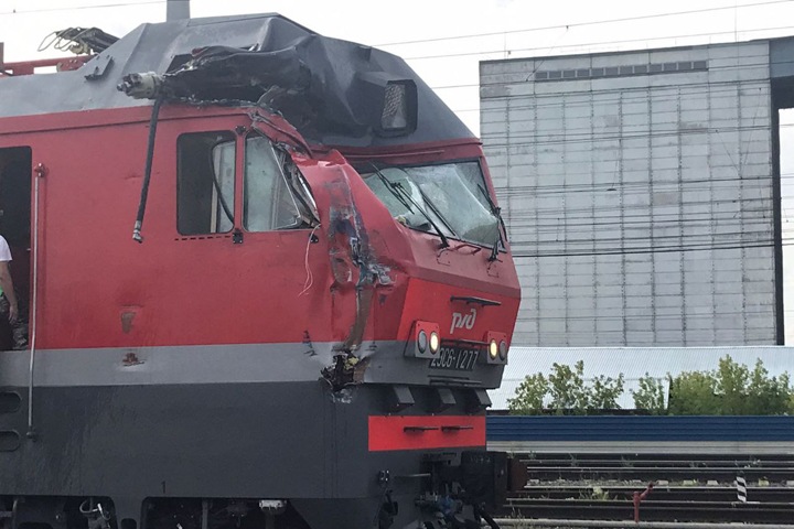 Поезд врезался в убиравший сошедшие с путей вагоны кран в Новосибирской области