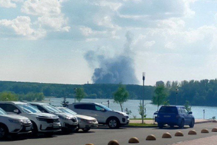 Гигантский столб дыма поднялся над Новосибирском