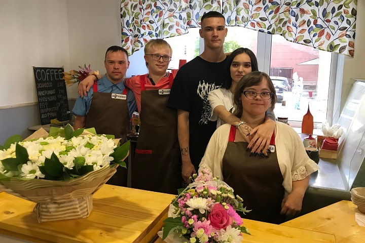 «Теперь у нас в городе есть свое место»: как работает первая инклюзивная кофейня в Новосибирске