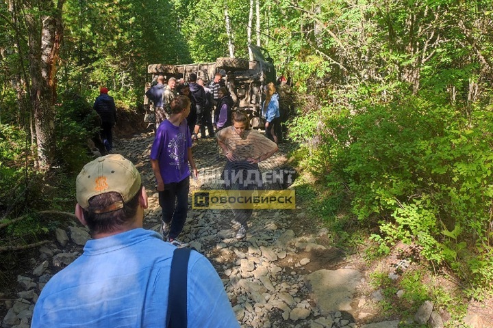 СК начал проверку после опрокидывания машины с новосибирскими туристами на Алтае