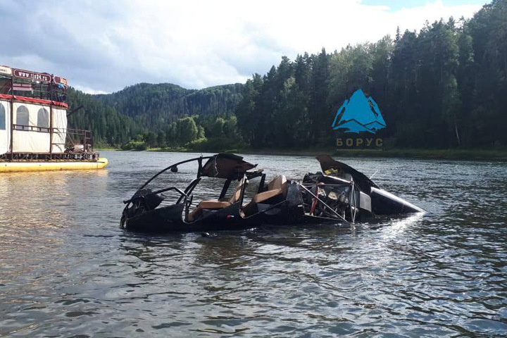 Вертолет красноярского депутата упал в реку