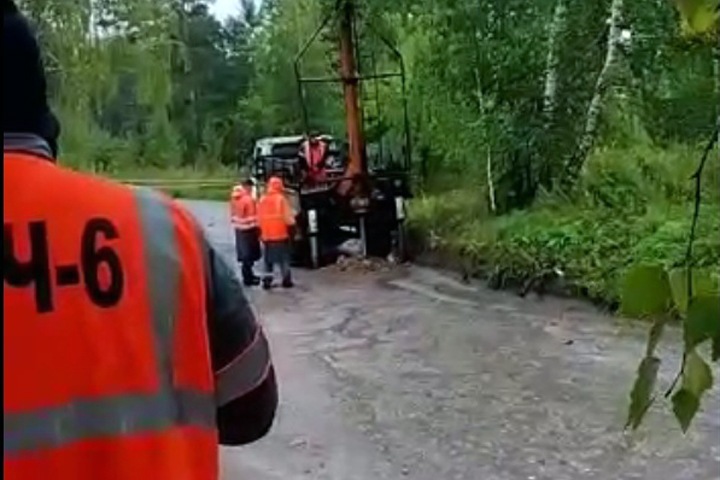 Единственную дорогу к поселкам блокируют под Новосибирском: «Не смогут проехать „скорая“ и пожарные»