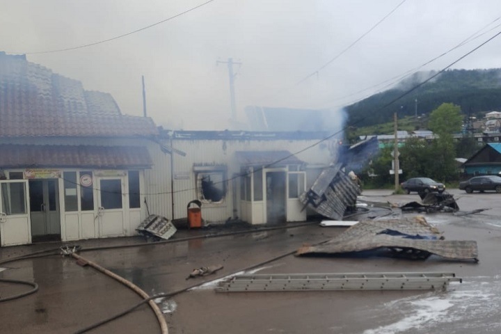 Оптово-розничная база загорелась в Иркутской области