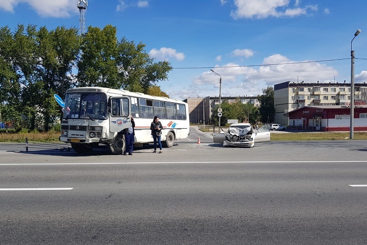Междугородний автобус попал в ДТП в Новосибирской области