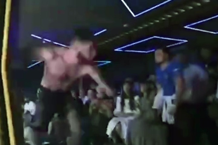 Однорукий боец MMA набросился на зрителей в Новосибирске