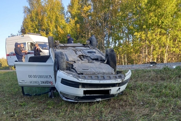 Автомобиль «Яндекс Такси» влетел в грузовик под Новосибирском и перевернулся: погиб мужчина