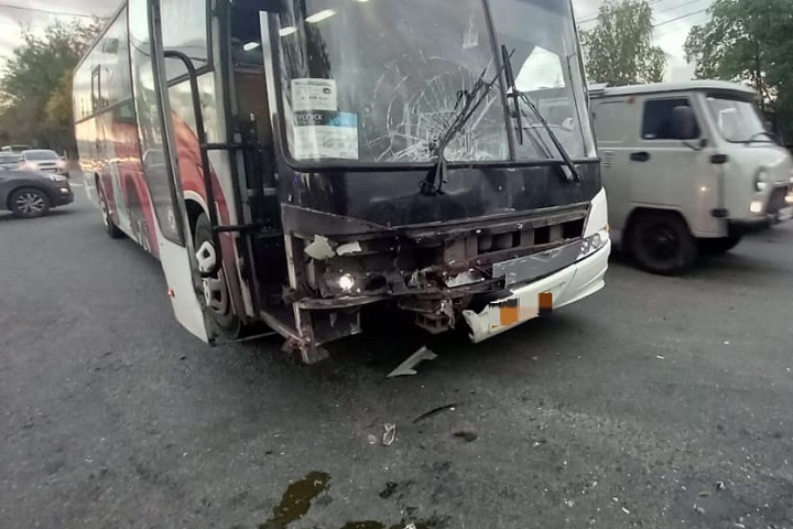 87-летний водитель на «Ниве» протаранил междугородний автобус в Новосибирске, погибла женщина