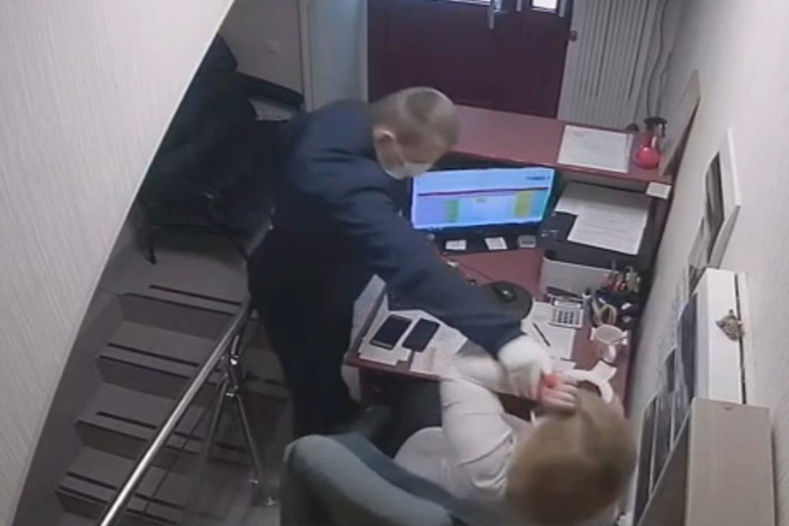 Квартирное бюро ограбили днем в центре Новосибирска