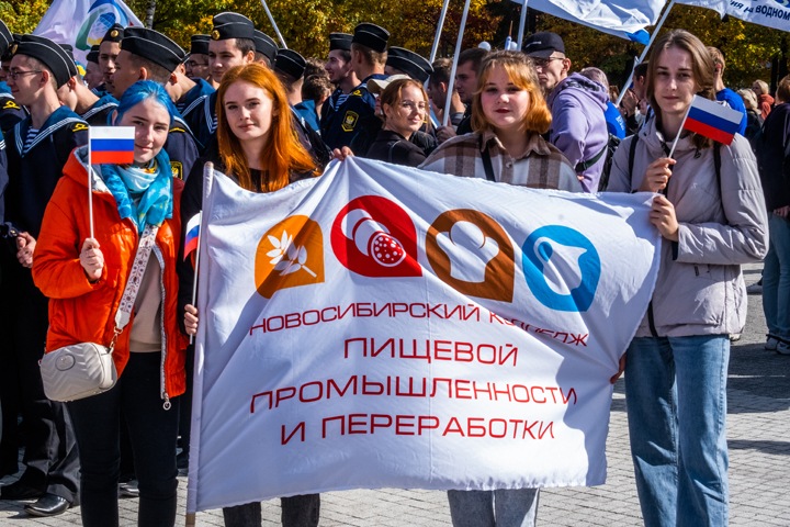 Студентов и партийцев собрали на провластную акцию в Новосибирске. Фото