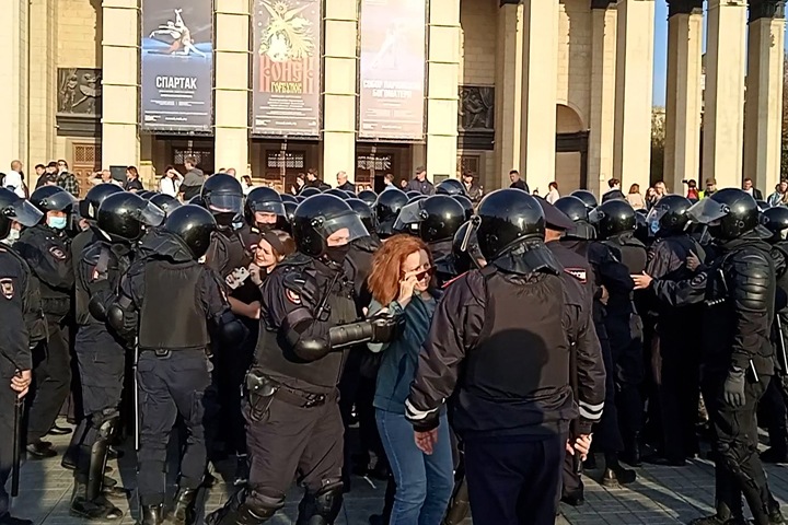 Более 70 человек задержали на акции протеста в Новосибирске