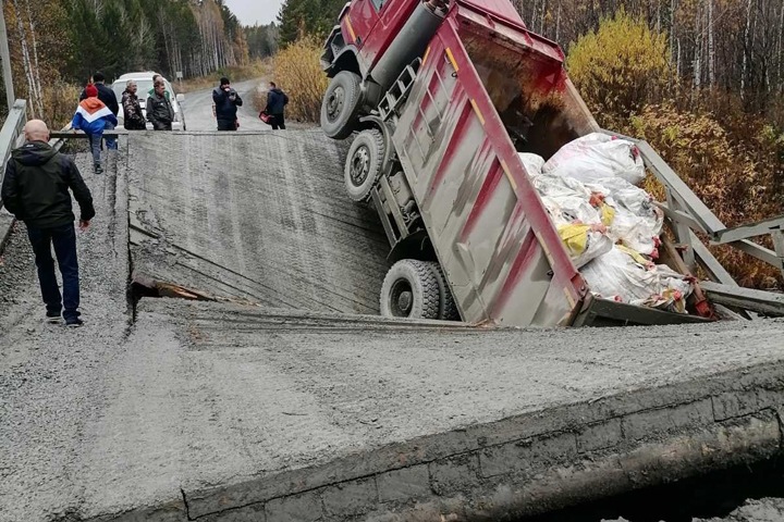 Мост рухнул под грузовиком в Красноярском крае