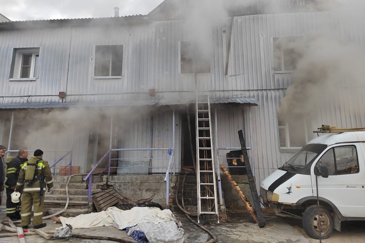 Четыре человека погибли при пожаре в многоквартирном доме в Бурятии