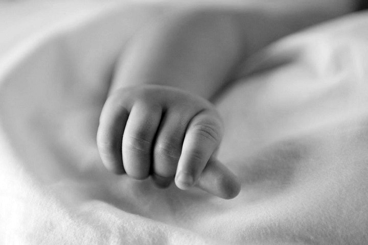 Ломал ребро и бил о головой о кресло: как красноярец убивал новорожденного сына
