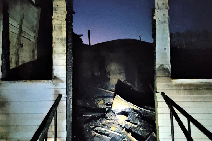 Шесть домов сгорели в Змеиногорске из-за природного пожара