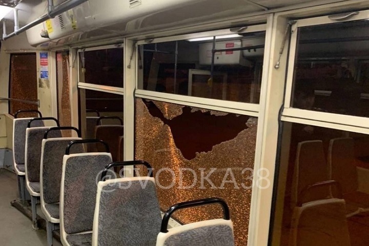 Неизвестные расстреляли трамвай в Иркутске