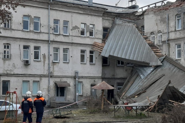 Крышу сорвало со здания в Новосибирске