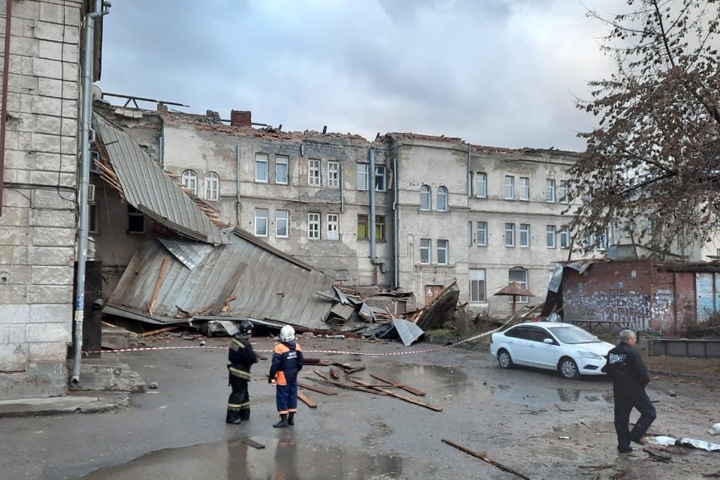 Ураганный ветер повалил более 20 деревьев и остановок в Новосибирске