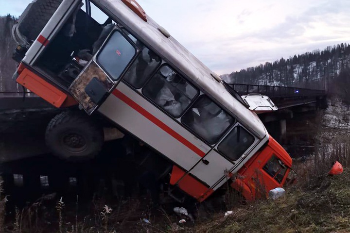 Автобус с шахтерами опрокинулся в кювет в Кузбассе
