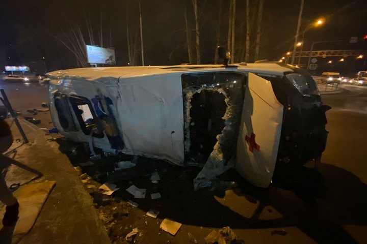 Шесть человек пострадали в аварии со скорой помощью в Новосибирске
