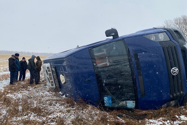 Автобус перевернулся на трассе в Алтайском крае, есть пострадавшие