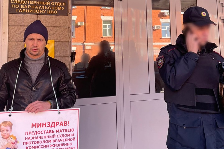 Барнаулец продолжает голодовку из-за отказа властей предоставить лекарство его ребенку со СМА