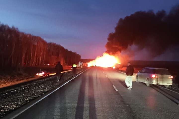 Два грузовика загорелись на трассе в Новосибирской области. Подробности аварии