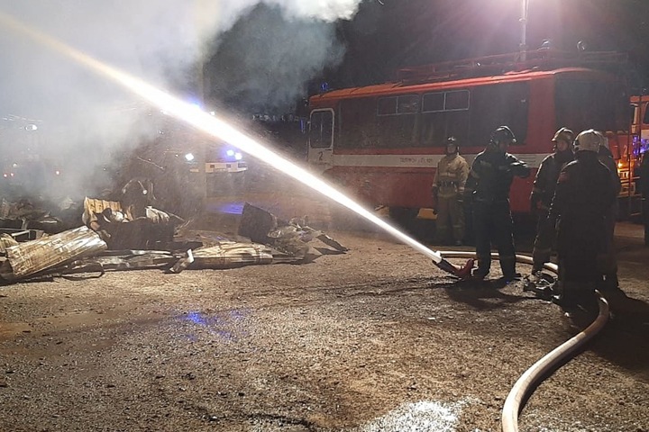 Кафе сгорело недалеко от Хилокского рынка в Новосибирске