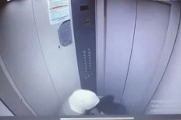 Лифт с людьми сорвался в жилом доме в Иркутске