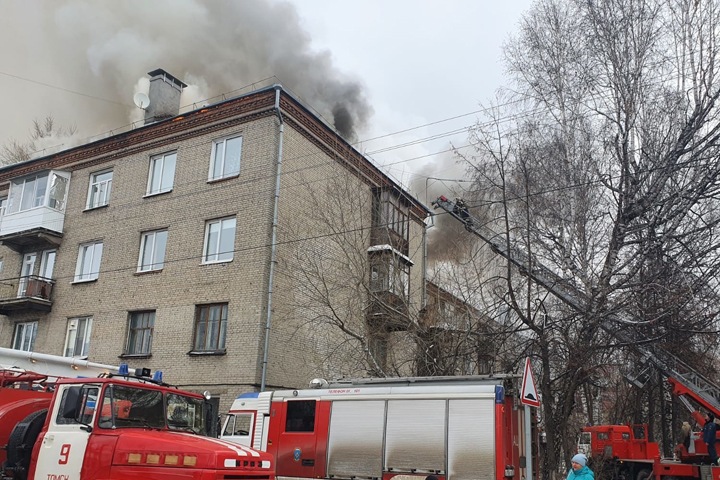 Многоквартирный дом загорелся в Томске