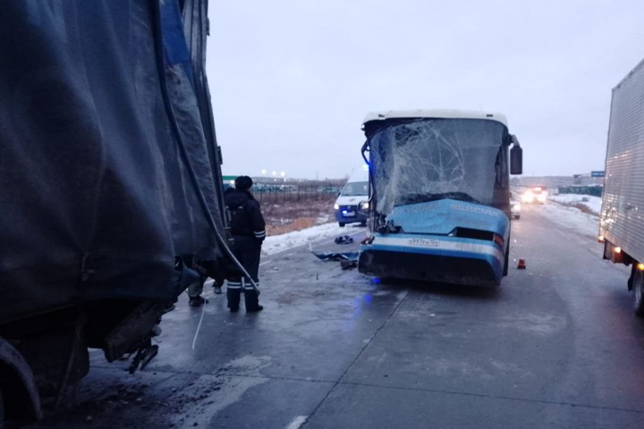 Пассажирский автобус влетел в грузовик под Новосибирском